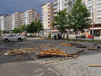 Gaziantep, Nizip’te Şiddetli Fırtına Çatıları Uçurdu