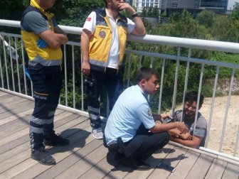 Bursa'da Polis İntiharcıyı Köprünün Demirlerine Kelepçeledi