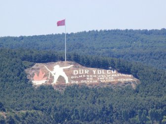 Çanakkale'deki ''Dur Yolcu'' Yazısındaki Türk Bayrağı 13 Metre Daha Yükseltildi