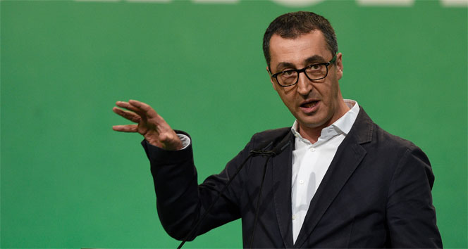 Almanya fena karıştı! Cem Özdemir'den Merkel'e tepki!