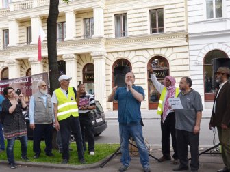 Avusturya’da Katar Büyükelçiliği Önünde Destek Gösterisi