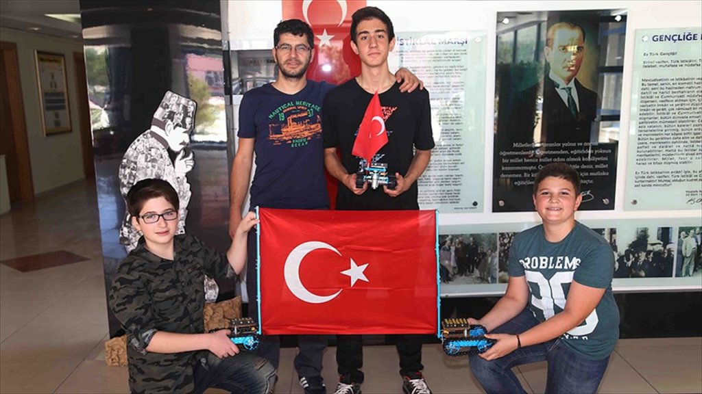 Kastamonu'da Öğrencilerden 15 Temmuz İçin Ay Yıldız Çizen Robot
