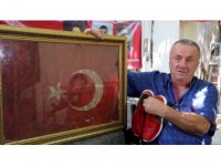 Şehit Oğlunun Kanlı Bayrağı Ve Ayakkabısını Yanından Ayırmıyor