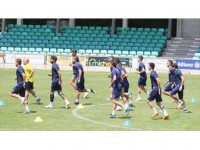 Fenerbahçe Taraftarının Önüne Çıkıyor