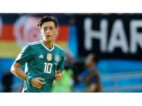 Mesut Özil'in Kararı Almanya'daki Tartışmaları Alevlendirdi