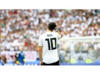 Kick İt Out'tan Mesut Özil'e Destek