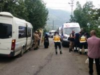 Trabzon, Akçaabat'ta Turistleri Taşıyan Minibüs Duvara Çarptı: 17 Yaralı