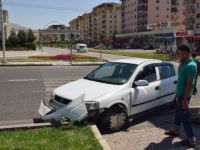 Malatya'da Direksiyon Hakimiyetini Kaybeden Sürücü Refüje Çarptı: 4 Yaralı