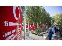 Bayramda Şehitlikler Unutulmadı