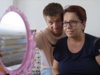 Babası İçin Okulunu, Annesi İçin İşini Bıraktı! Şimdi Annesine Konuşmayı Yeniden Öğretiyor