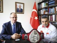 Türk Boksör Durmuş Karakuş Kemerini Filistin'e Armağan Etti