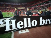 A Milliler Isınmaya 'Hello Brother' Yazılı Pankartla Çıktı