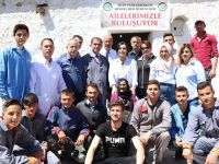 Hem Meslek Öğreniyorlar Hem De Yoksulların Yardımına Koşuyorlar