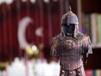 Sultan Alparslan'ın Zırhı Ve Silahlarını Mini Heykellerle Tanıtıyorlar