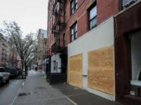 New York'ta Ünlü Mağazalar Yağma İhtimaline Karşı Vitrinlerini Plakalarla Kapattı