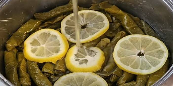 İzmir'deki 44 yıllık mezeciden yaprak sarmasına lezzet katan öneri! Dağılmasını önlüyor