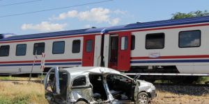 Yük treni hemzemin geçitte hafif ticari araca çarptı!