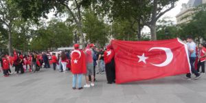 Paris'te 'Darbeye Hayır, Erdoğan'a Destek'