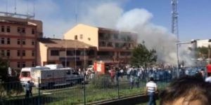 Elazığ Emniyet Müdürlüğü'ne bombalı saldırı! 3 şehit , 146 yaralı!
