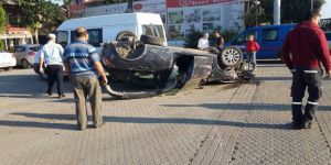 Otomobil Akaryakıt İstasyonuna Daldı: 2 Yaralı