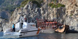 Muğla, Marmaris'te 45 turist taşıyan tekne kayalıklara çarptı