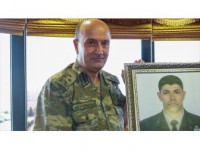 Korgeneral Aksakallı: Halisdemir'in Üzerindeki Örtüyü Kaldırdım, Alnından Öptüm
