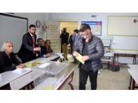 Sanat Ve Spor Dünyasının Ünlü İsimleri Oylarını Kullandı