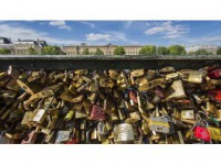 Paris Belediyesi 'Aşk Kilitleri'ni Satıp Sığınmacıları Doyuracak