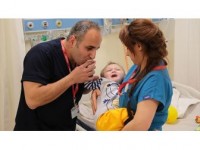 Bombadan Yaralanan Suriyeli Bebek Türkiye'de Yaşama Tutundu