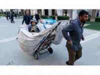 Çocukluğu Kağıt Toplama Aracında Geçiyor
