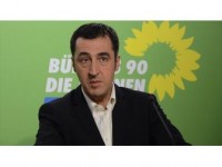 Ermenistan'dan Cem Özdemir'e Liyakat Nişanı