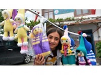 Bebekle Oynayacağı Yaşta Amigurumi Bebek Yapıyor