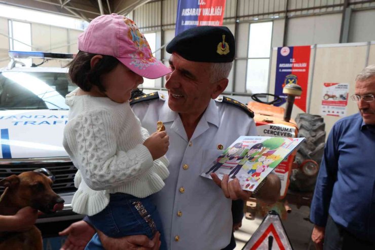 Jandarma Komutanı Fuarda Çocuklara Kitap Dağıtıp Jandarmayı Anlattı