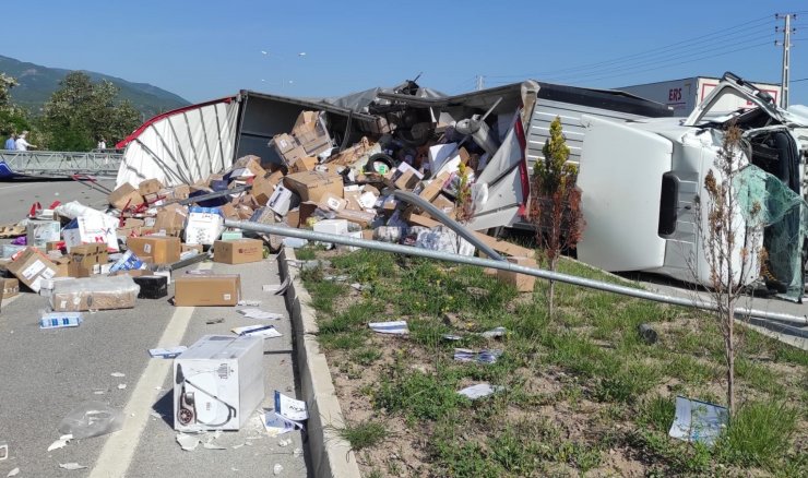 Amasya’da Kargo Malzemesi Taşıyan Tır Devrildi: 2 Yaralı