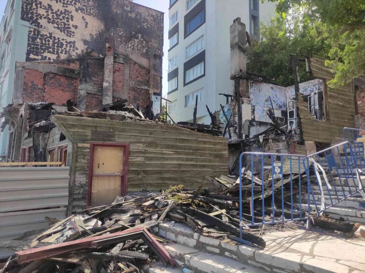 Yanan Tarihi Binanın Enkazı Kaldırıldı