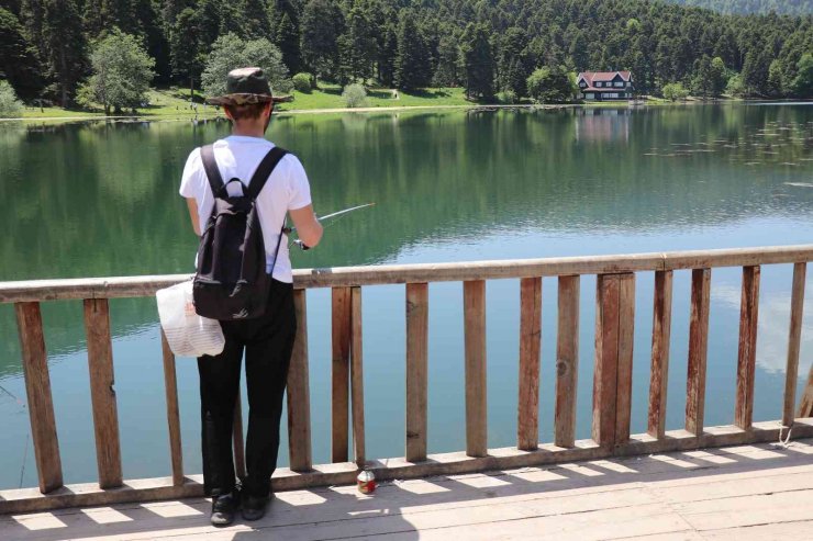 Tatilciler Sıcak Havada Gölcük Tabiat Parkı’na Akın Etti