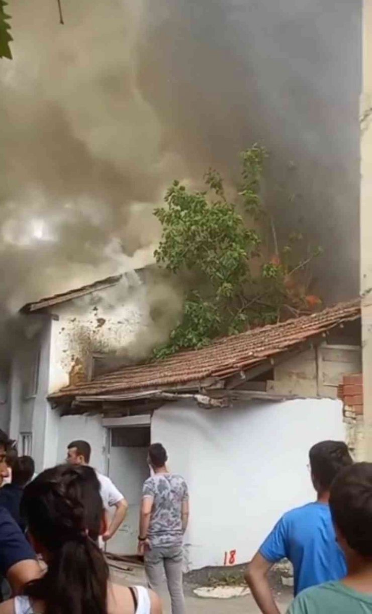 Bursa’da Mutfakta Çıkan Yangın Evi Kullanılamaz Hale Getirdi