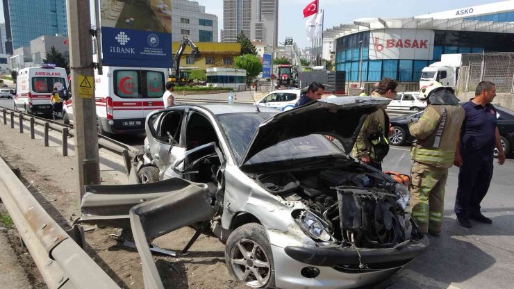 Pendik’te Makas Atan Sürücü Demir Bariyerlere Girdi: 2 Yaralı
