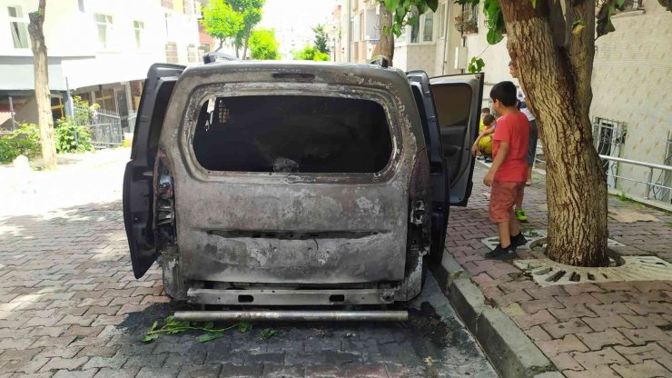 Bahçelievler’de Hafif Ticari Araç Alev Alev Yandı