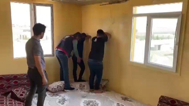 ’sahte Polis Ve Savcı’ Şebekesini İzmir Polisi Çökertti