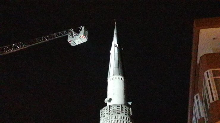 Cami Minaresinden Sarkan Sac Levhayı İtfaiye İndirdi