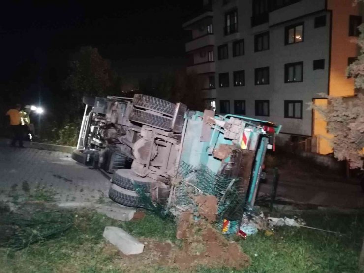 Yokuşta Geriye Kayan Çöp Kamyonu Devrildi