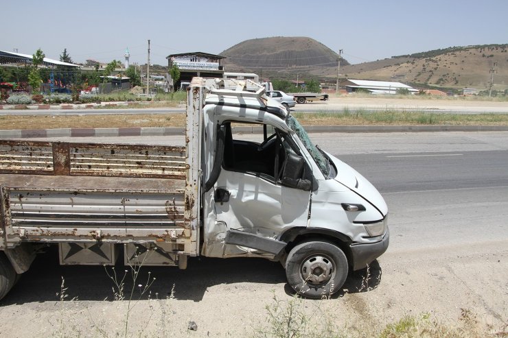 Tır İle Açık Kasa Kamyonet Çarpıştı: 1 Yaralı