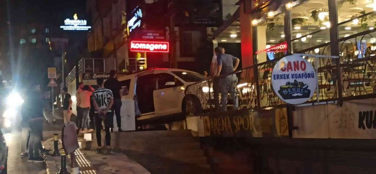 Mardin’de Hızını Alamayan Araç Kafeye Daldı
