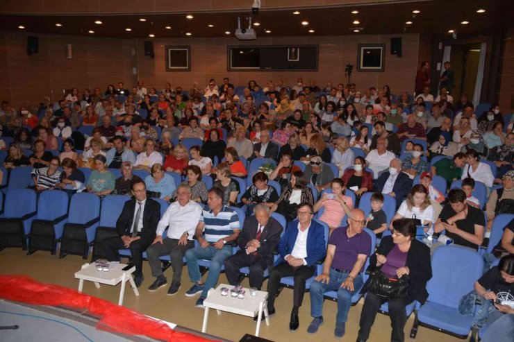 Avni Anıl Şarkılarına Büyük Alkış