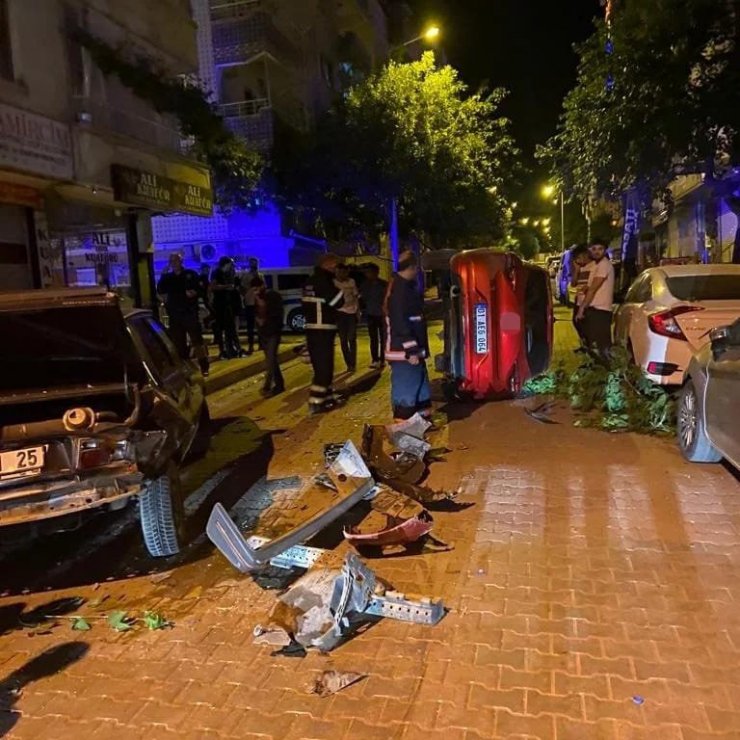 Otomobil Önce Ağaca, Sonra Park Halindeki Araca Çarparak Durabildi