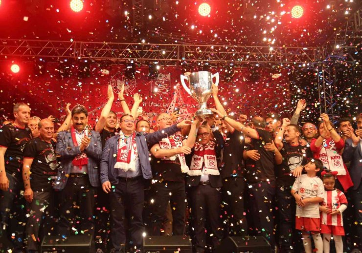 Sivasspor’dan Unutulmaz Kupa Kutlaması!