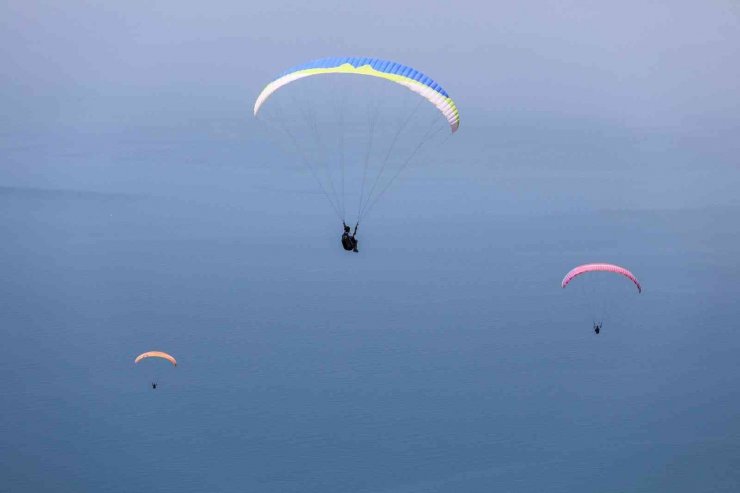 Yamaç Paraşütü Şampiyonları Kupalarını Aldı
