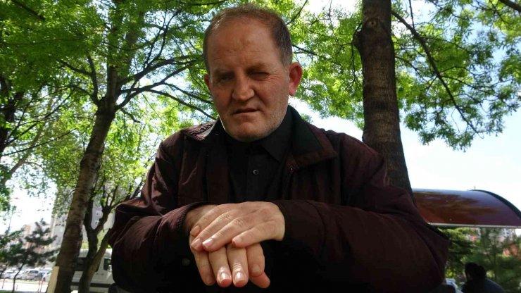 Kaşınan Adam