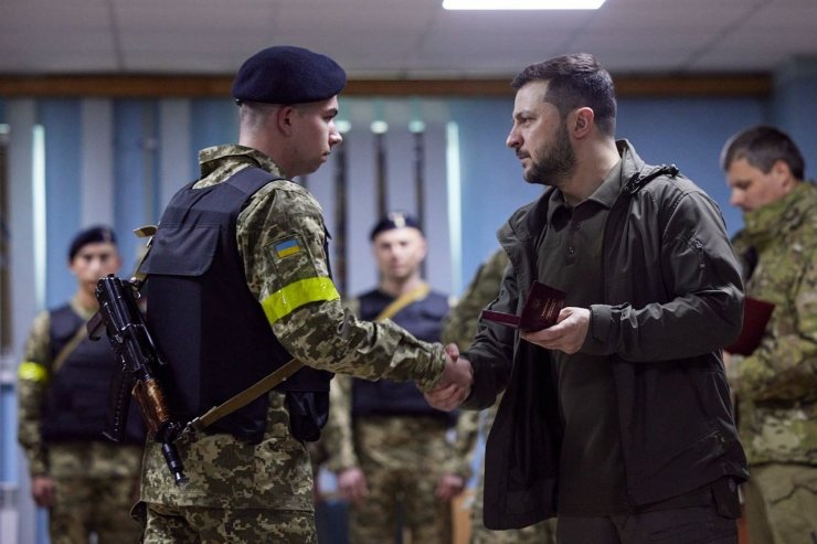 Zelenskiy, Cephe Hattındaki Harkov’u Ziyaret Etti